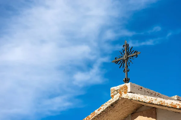 Closeup Wrought Iron Religious Cross Roof Made Limestone Rock Blue — Stockfoto