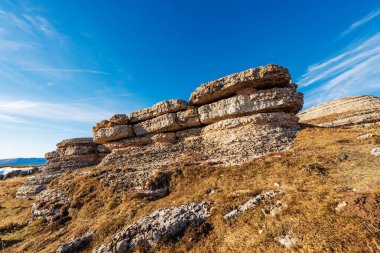 Lessinia Plato 'da (Altopiano della Lessinia) güzel rock karst oluşumları, Verona Eyaleti Bölgesel Doğal Parkı, Erbezzo, Veneto, İtalya, Avrupa.