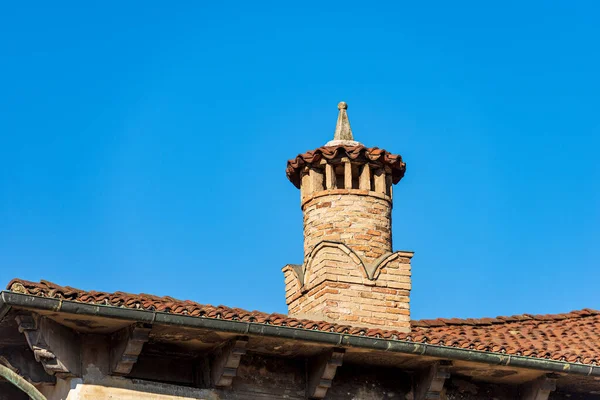 Close Ancient Chimney Made Bricks Clear Blue Sky Top Roof — Foto Stock