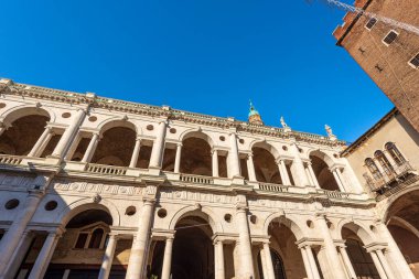Vicenza, Basilica Palladiana, Rönesans tarzında mimar Andrea Palladio (1549-1614) ve hapishane olarak kullanılan ortaçağ kulesi (Torre del Girone veya Tormento, XII..