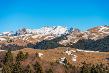 Lessinia platosunun (Altopiano della Lessinia) kış manzarası ve Monte Carega (küçük Dolomitler) ve Monte Tomba, Velo Veronese, Verona, Veneto, İtalya, Avrupa.