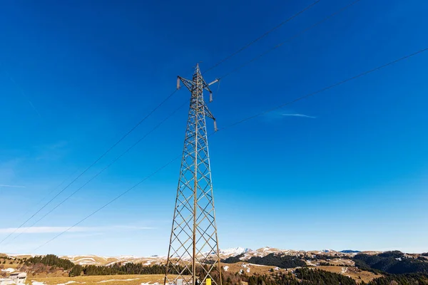 高電圧塔の写真 イタリアアルプスの電気ケーブルと絶縁体と電源ライン レッシーナ高原 アルトピアノ デッラ レッシーナ モンテ カレッガの山脈 ヴェローナ イタリア — ストック写真