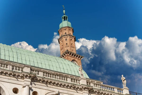 Vicenza, Basilica Palladiana, Rönesans tarzında mimar Andrea Palladio (1549-1614) ve Torre Bissara, XII yüzyıl, Piazza dei Signori, Veneto, İtalya