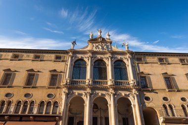 Vicenza şehir merkezinde. Gotik ve Barok tarzında (1385-1707) San Vincenzo Kilisesi (Saint Vincent of Zaragoza) ön cephesi, Piazza dei Signori, Veneto, İtalya, Avrupa.