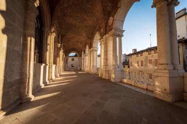 Vicenza şehir merkezinde, Rönesans tarzı (1549-1614) Architect Andrea Palladio tarafından Basilica Palladiana 'nın açık galerisi, UNESCO dünya mirası alanı, Piazza dei Signori, Veneto, İtalya, Avrupa.
