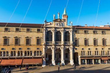 VICENZA, ITALY - 8 Ocak 2022: Gotik ve Barok tarzında San Vincenzo Kilisesi, XIV yüzyıl, ve Gotik ve Klasik tarzda Monte di Pieta Sarayı, XVI yüzyıl, Piazza dei Signori, Veneto, İtalya.