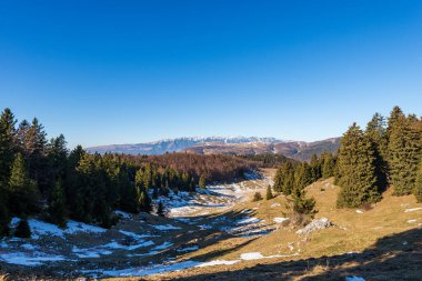 Lessinia Platosu (Altopiano della Lessinia) ve Monte Baldo (Baldo Dağı), Adige Vadisi, İtalya Alpleri 'nin kış manzaraları. Veneto ve Trentino-Alto Adige, İtalya, Avrupa. 