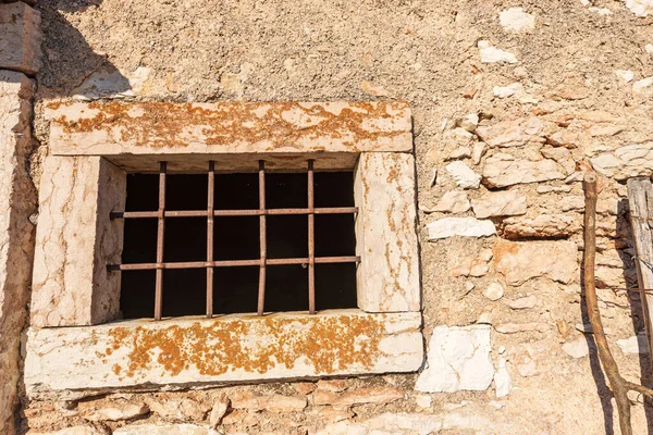 Nahaufnahme Eines Kleinen Fensters Mit Rostigen Eisernen Sicherheitsstangen Eines Alten — Stockfoto