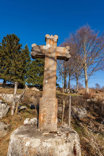 Bosco Chiesanuova, Lessinia platosu (Altopiano della Lessinia), Alpler, Verona ili, İtalya, Avrupa 'nın küçük bir köyü yakınlarındaki kırsal bir dağda antik taş haçı..