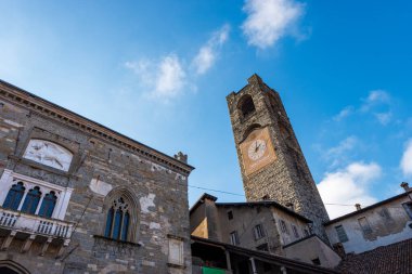 Üst kasaba Bergamo 'daki tarihi saraylar, Palazzo del Podesta, XII yüzyıl Campanone ve Palazzo della Ragione adlı çan kulesi, 1183-1198. Piazza Vecchia, Lombardy, İtalya, Avrupa.
