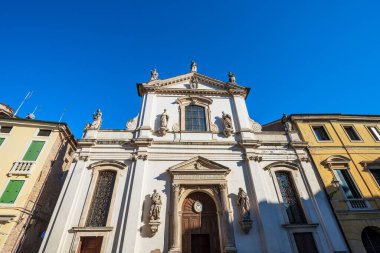 Vicenza. Rönesans tarzında Santa Maria dei Servi Kilisesi (Chiesa di Santa Maria in Foro detta dei Servi) ön cephesi, 1407-1425, Piazza dei Signori, Veneto, İtalya, Avrupa.