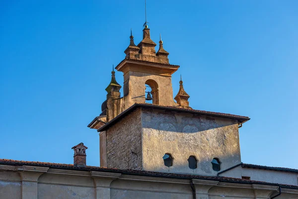 ベルガモ上の町 中世の塔の近くにあるトーレ デッラ カンパネラ 小さな鐘の塔 またはトーレ デッラ シッタデッラ ロンバルディア イタリア — ストック写真
