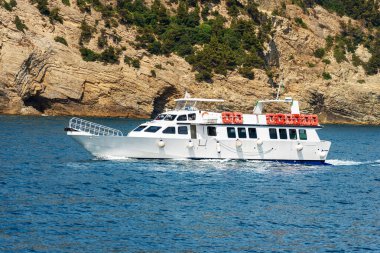 Cinque Terre Ulusal Parkı, UNESCO dünya mirası alanı, Ligurian Denizi, La Spezia, Liguria, İtalya, Avrupa 'nın kayalık kıyıları önünde hareket halindeki boş feribot..