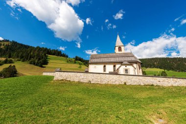 San Vito Küçük Kilisesi (Kirche St. Veit), Braies Vadisi (Val di Braies), Prags belediyesi, Fanes-Senes-Braies doğa parkı, Dolomites, South Tyrol, Trentino-Alto Adige, Bolzano ili, İtalya.