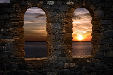 Portovenere veya Porto Venere. Deniz üzerinde güzel bir günbatımı, San Pietro Ortaçağ Kilisesi (St. Peter, 1198), UNESCO dünya mirası alanından manzara. La Spezia, Liguria, İtalya, Avrupa.