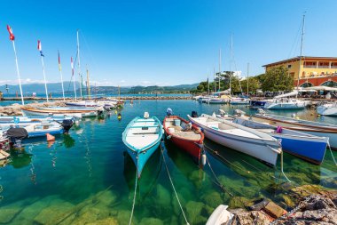 Cisano 'nun küçük bir limanı ve küçük tekneleri var. Garda Gölü kıyısındaki turizm beldesi (Lago di Garda). Bardolino belediyesi, Verona ili, Veneto, İtalya, güney Avrupa. 