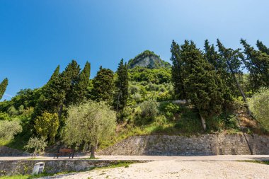 Garda Gölü kıyısındaki Rocca di Garda tepesi (Lago di Garda), Verona, İtalya, Veneto, Güney Avrupa 'daki küçük Garda köyünün önünde yer alan yaya ve bisiklet yolu..