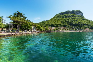 Garda kasabasının önünde Rocca di Garda adlı su ve tepe koyuyla Lakeshore, Garda Gölü 'nde (Lago di Garda) turizm merkezi. Veneto, İtalya, Avrupa.
