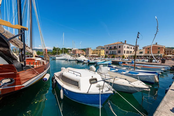 Bardolino 'nun küçük bir köyünün limanında bir sürü eğlence teknesi demirli. Garda Gölü kıyısındaki turizm beldesi (Lago di Garda). Verona ili, Veneto, İtalya, Güney Avrupa.