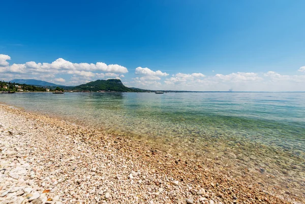 Vacker Strand Vid Gardasjön Framför Den Lilla Staden Garda Promontory — Stockfoto