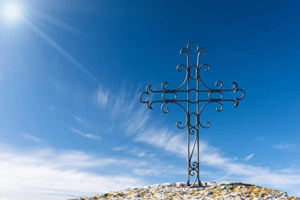 太陽光線とコピースペースを持つ澄んだ青い空に対する錬鉄宗教的な十字架のクローズアップ レッシニア高原 地域自然公園 エルベッツォ ヴェネト イタリアの山のピーク — ストック写真
