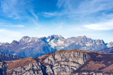 Lessinia Plateau Regional Natural Park (Altopiano della Lessinia), Veneto ve Trentino Alto Adige, İtalya 'dan kışın görülen Monte Baldo ve Brenta Dolomites sıradağları (Dolomiti di Brenta).