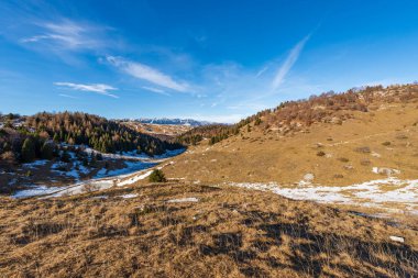 Lessinia Plateau Regional Natural Park (Altopiano della Lessinia) ve Monte Baldo (Baldo Dağı) sıradağları, kış manzarası, Veneto ve Trentino-Alto Adige, İtalya, Alpler, Avrupa.