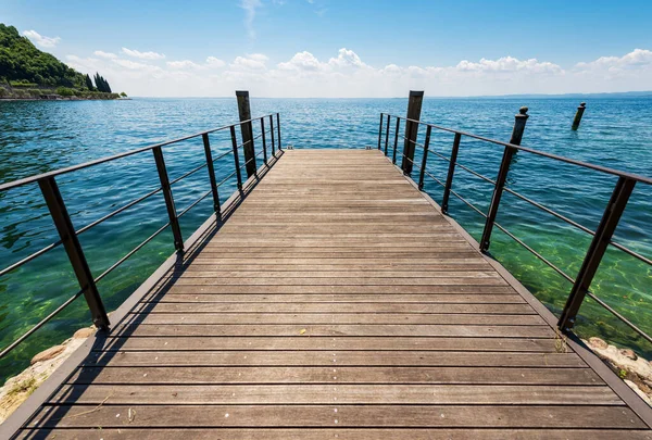 Małe Puste Drewniane Molo Wybrzeżu Jeziora Garda Lago Garda Przed — Zdjęcie stockowe