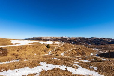 Lessinia Plateau Regional Natural Park (Altopiano della Lessinia) ve Monte Carega 'nın (küçük Dolomitler) dağ sıraları, Passo delle Fittanze dağ geçidi, Erbezzo, Verona, Veneto, İtalya