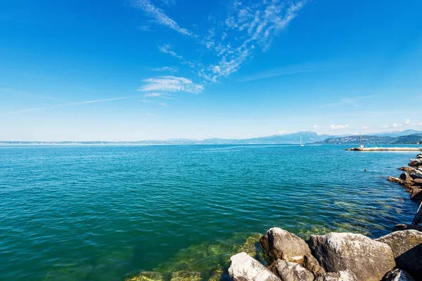 Vista Panorâmica Lago Garda Lago Garda Frente Pequeno Porto Aldeia — Fotografia de Stock