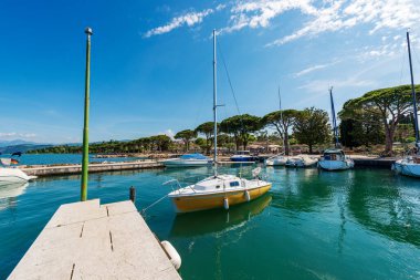 Küçük bir liman olan Lazise köyünde küçük tekneler demirlemiş. Garda Gölü kıyısındaki turizm beldesi (Lago di Garda). Verona ili, Veneto, İtalya, Güney Avrupa.