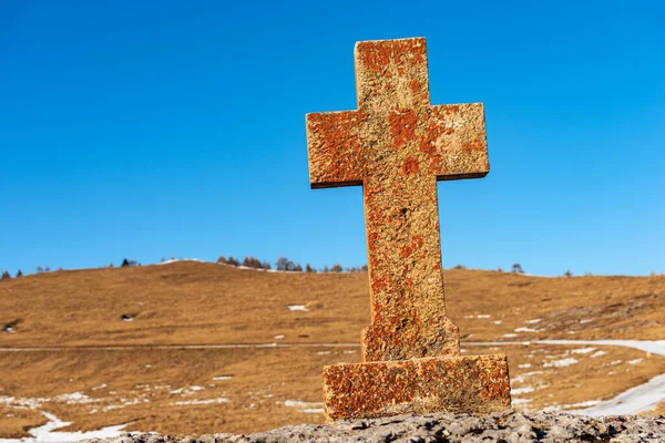 Ancient Religious Cross Red Orange Stone Rural Scene Regional Natural — Stock Photo, Image