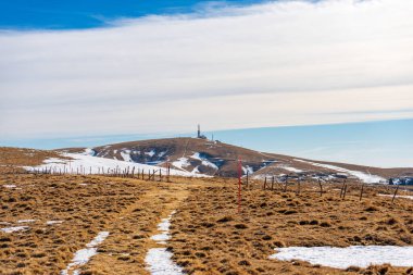 Lessinia Plateau Regional Natural Park (Altopiano della Lessinia) ve Monte Tomba (Tomb Mountain), etekleri ve İtalyan Alpleri, Bosco Chiesanuova belediyesi, Verona, Veneto, Trentino, İtalya, Avrupa.