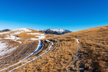Lessinia Plateau Regional Natural Park (Altopiano della Lessinia) ve Monte Carega 'nın (küçük Dolomitler) sıradağları, etekleri ve İtalyan Alpleri, Bosco Chiesanuova, Verona, Veneto, Trentino, İtalya.