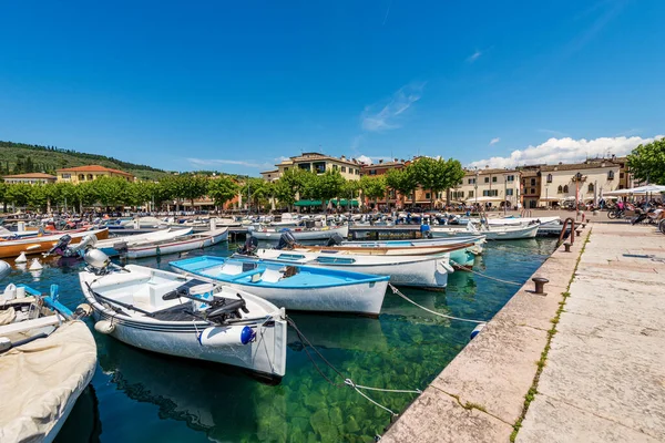 Kleine Haven Van Gardameer Lago Garda Met Vele Boten Afgemeerd — Stockfoto