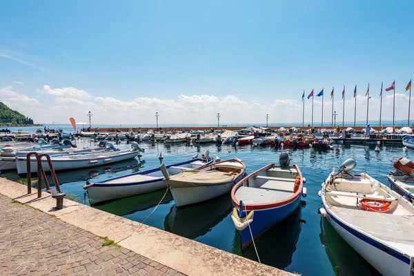 Kleine Haven Van Gardameer Lago Garda Met Vele Boten Afgemeerd — Stockfoto