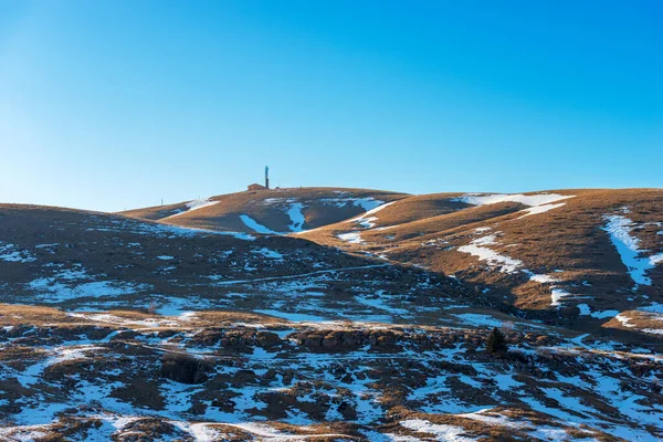 Lessinia Plateau Bölgesel Parkı 'nın (Altopiano della Lessinia) panoramik manzarası ve Monte Tomba Dağı' nın zirvesi. Bosco Chiesanuova belediyesi, Verona, Veneto, İtalya, Avrupa