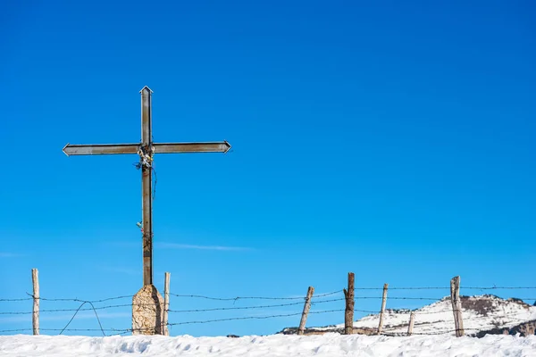 Metalen Religieus Kruis Een Bergtop Cima Sparavieri Winter Regionaal Natuurpark — Stockfoto