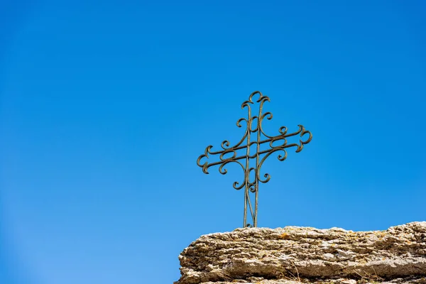 Close Wrought Iron Religious Cross Rock Karst Formation Lessinia Plateau — Stock Photo, Image