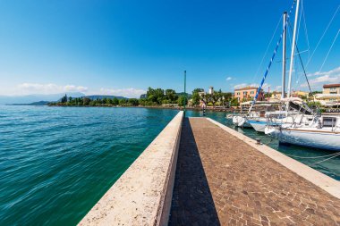 Yelkenli tekneleri olan Bardolino köyünün küçük limanı. Garda Gölü kıyısındaki turizm beldesi (Lago di Garda). Verona ili, Veneto, İtalya, Güney Avrupa. 