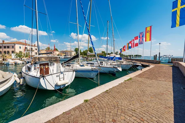 Zeilboten Pleziervaartuigen Afgemeerd Kleine Haven Van Bardolino Dorp Toeristische Badplaats — Stockfoto