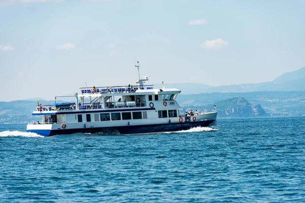 Bateau Ferry Avec Les Touristes Mouvement Sur Lac Garde Face — Photo