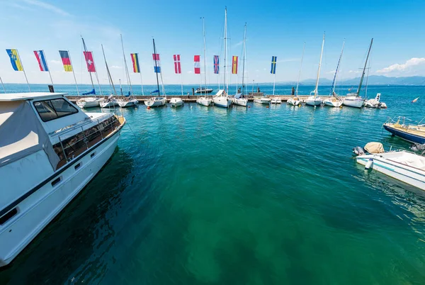 Панорама Озера Гарда Lago Garda Невеликого Порту Села Бардоліно Пришвартованими — стокове фото