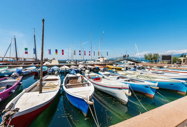 Veel Vissersboten Pleziervaartuigen Aangemeerd Kleine Haven Van Bardolino Dorp Toeristische — Stockfoto