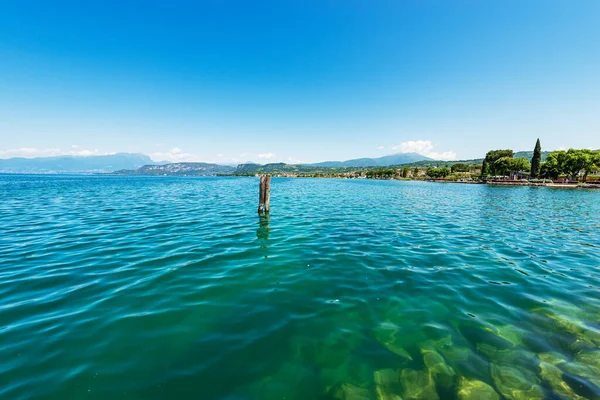 Panoráma Garda Lago Garda Kis Falu Bardolino Hegyek Hegyek Turisztikai — Stock Fotó