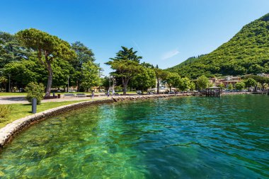 Garda Gölü (Lago di Garda), güzel bir körfez ve Rocca di Garda adlı tepe ile Garda köyünün göl kenarında gezinti yapar. Verona, Veneto, İtalya ve Güney Avrupa 'daki turizm beldesi.