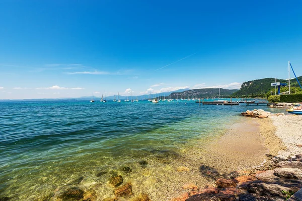 Garda Lago Garda Strand Gyönyörű Öböl Előtt Kis Falu Bardolino — Stock Fotó