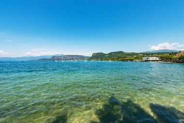 Tepeleri ve dağları olan Bardolino 'nun Küçük Köyü' nden Garda Gölü 'nden (Lago di Garda) Panorama, Verona ili, Veneto, İtalya, Avrupa' da turizm beldesi. Lombardy sahilinin solunda..