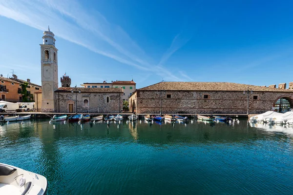 小さなボートとラツィーゼの町の小さな港が係留され ロマネスク様式のサンニコロの古代教会 ガルダ湖沿岸の観光地 ヴェネト州 イタリア ヨーロッパ — ストック写真