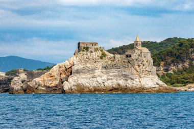 Ortaçağ Aziz Peter Kilisesi (San Pietro, V-XIII yüzyıl) Romanesque Gotik tarzında. Portovenere ya da Porto Venere kasabası, UNESCO dünya mirası bölgesi. La Spezia Körfezi, Liguria, İtalya, Avrupa.